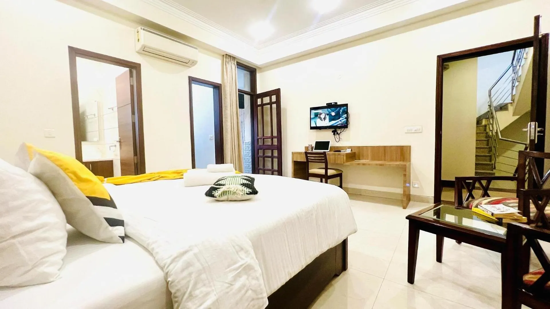 Bluo Studio4 Golf Course Road - Gym, Balcony, Lift Gurgaon 0*,